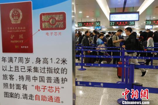 上海边检在浦东国际机场出境旅客可自助通关。　殷立勤 摄