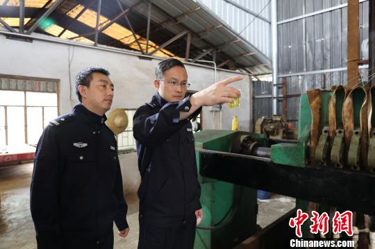 黄埔海关查获的脱色后成品油 张宇航 摄
