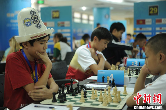 资料图:国际象棋比赛中。陈超 摄