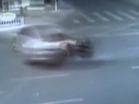 深圳：摩托车深夜狂飙 撞击小轿车飞起