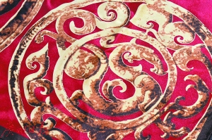 透雕龙凤纹重环玉佩与帝印的丝巾，图案取材自南越王墓出土文物。