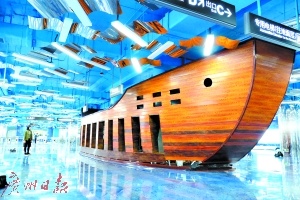 南沙客运港站站厅正中央有一艘巨大的宝船。 广州日报全媒体记者高鹤涛 摄