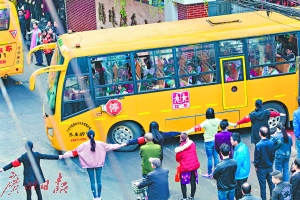每到上下学的时间,老师们就手牵手搭“人墙”,疏导交通。广州日报全媒体记者陈忧子 摄