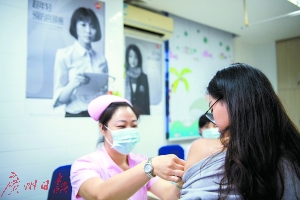 市民接种二价宫颈癌疫苗（资料图片） 　广州日报全媒体记者乔军伟摄
