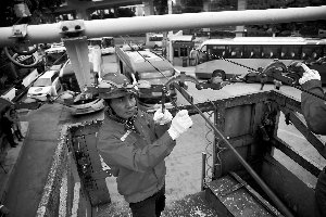 李远辉在对电车线路进行检修。 　　信息时报记者 康健 摄