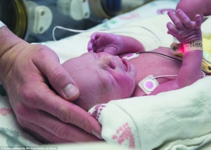 这名新生儿是美国第一个在移植子宫内孕育出生的宝宝。
