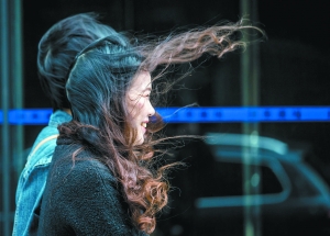 冷空气南下，广州降温明显。昨日上午，出行的人们纷纷穿上冬装，走在冷风中表情丰富。广州日报全媒体记者庄小龙摄