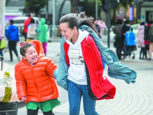 冷空气南下，广州降温明显。昨日上午，出行的人们纷纷穿上冬装，走在冷风中表情丰富。广州日报全媒体记者庄小龙摄