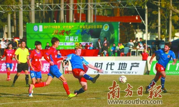 汕头首家职业足球俱乐部——汕头雄狮职业足球队首次亮相,便以3:1的比分客场战胜东莞电子科技学校。受访者供
