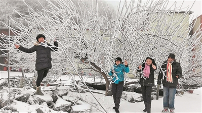 正在雪中玩耍的当地居民。