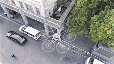 无人机在巡查中。