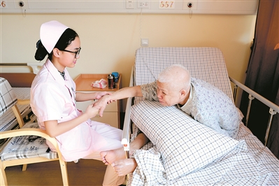 符合条件入住护理院的每位老人，由社保每天支付153元给护理院。
