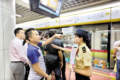 广州地铁线网里程稳居全国前三、世界第十，地铁服务备受市民称赞。 广州日报全媒体记者高鹤涛、实习生何键玲摄