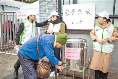 广州火车站外有提供热水的地方。广州日报全媒体记者陈忧子 摄