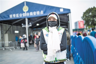 昨日，广州市气温突降，广州火车站的志愿者们裹得严严实实坚持为旅客做引导、咨询服务。广州日报全媒体记者陈忧子 摄