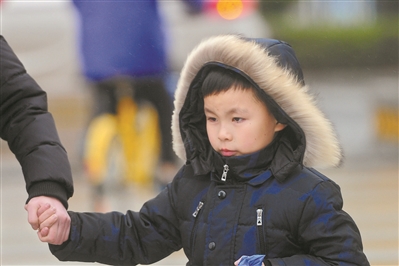 昨日，东莞天气寒冷，市民纷纷穿上厚厚的冬衣御寒。