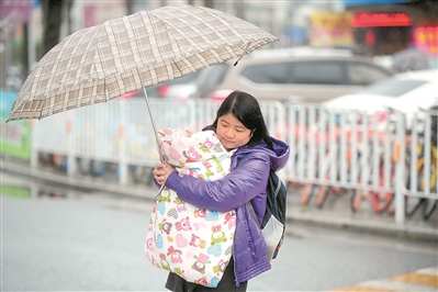 昨日，东莞天气寒冷，市民纷纷穿上厚厚的冬衣御寒。