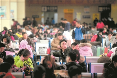 南城候车站大厅，旅客比平时增加不少。 广州日报全媒体记者卢政摄