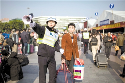 2018年2月1日，广州火车站的执勤人员在为乘客指路。广州日报全媒体记者陈忧子 摄