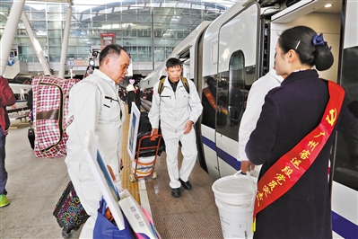 “城市建设者”高铁专列从广州南站出发。广州日报全媒体记者高鹤涛 摄