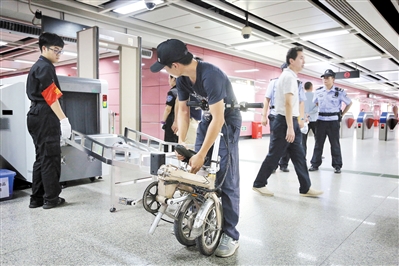 有不知情的市民仍带着电动代步车乘地铁。广州日报全媒体记者高鹤涛 摄