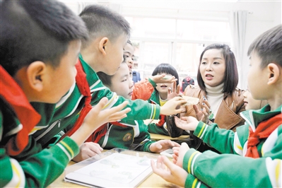 广州耀华小学,小朋友在开放课堂上踊跃提问(资料图片)。 广州日报全媒体记者邱伟荣 摄