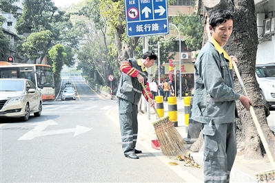 节期间，环卫工人让广州的街道更干净。 广州日报全媒体记者李波 摄