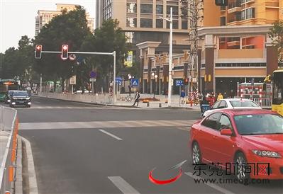 西平彩怡百货路口安装了红绿灯后，交通秩序良好（记者 刘志斌 摄）