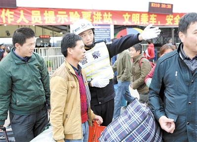 2017年春运，广州火车站广场上，警察在帮助归家的乘客。广州日报全媒体记者王燕 摄（资料图片）