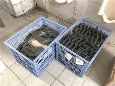 环保执法人员在世全鞋材有限公司三楼男厕发现的贴有“1月31日”标签的待加工鞋料。