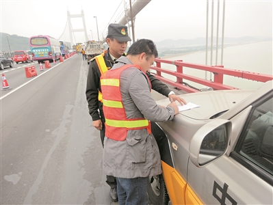 路政员在虎门大桥上疏导车辆。