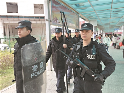 虎门高铁站的特警巡逻队。