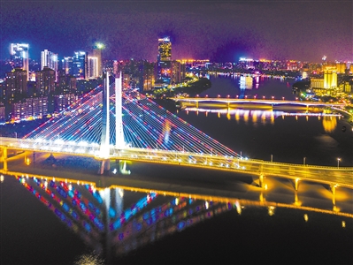 惠州东江夜景,灯光璀璨,十分迷人。
