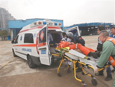 救护人员将受伤船员送往医院并进行紧急手术。