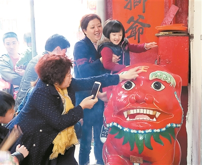 行彩桥、摸石狮是揭阳民众庆元宵活动中的一项传统民俗文化活动。