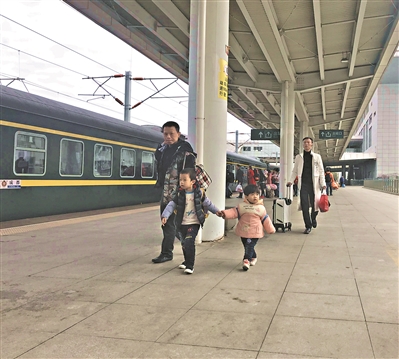 昨日,已有旅客乘车回乡。
