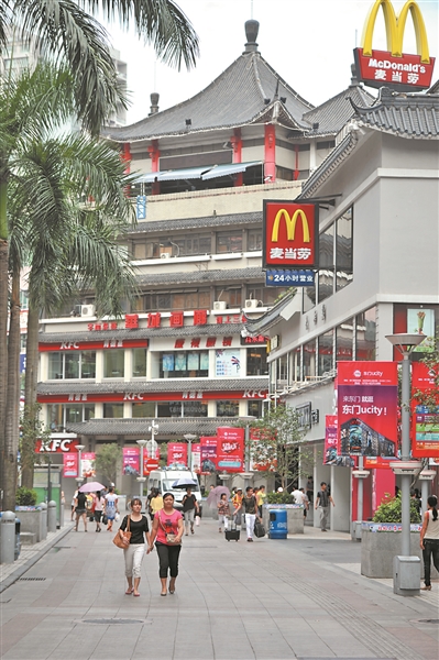 1990年,中国内地首家麦当劳在东门老街开张。