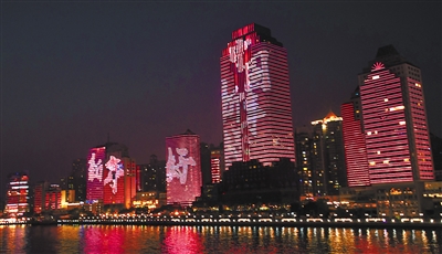 昨晚，珠江边的高楼外墙亮起了“中国，新年好”的彩灯。广州日报全媒体记者黎旭阳摄
