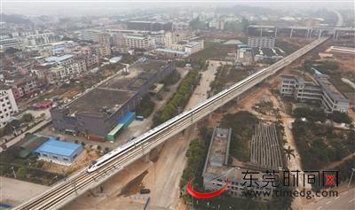 图为莞惠城轨动车穿行在城市之间 资料图(记者 陈栋 摄)