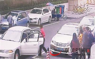 监控视频拍摄的齐莉（红衣者）开车护送患者小丽（黄衣者）去医院的画面（记者 张喜林 翻拍）