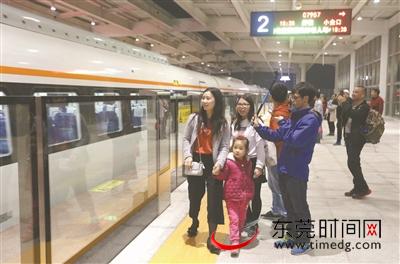 昨天，莞惠城轨全线开通运营。图为市民体验莞惠城轨 本版图片均由东莞时报记者 陈栋 摄