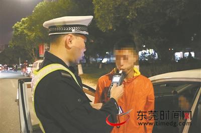 一名司机在做酒精测试 交警供图