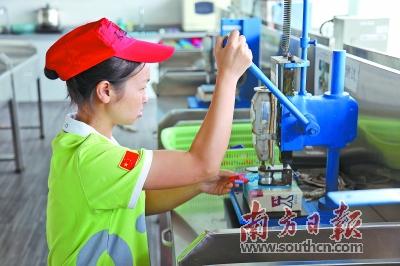 在两英镇一玩具企业,工作人员正对产品进行检测。