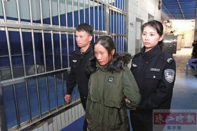 盐步某厂企法人代表蒋某凤罔顾封条私接电线作业,民警对其拘留提审.