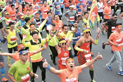 2017深圳国际马拉松在深圳市民中心广场起跑。广州日报全媒体记者轩慧摄