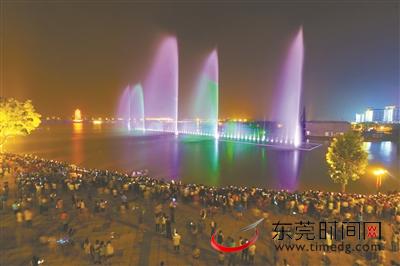 华阳湖音乐喷泉 东莞时报记者 陈帆 摄