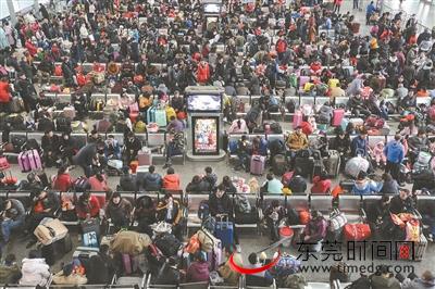 昨天,东莞东火车站,候车大厅内坐满了等车的旅客 东莞时报记者 陈栋 摄