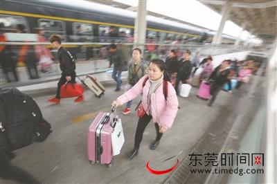 春运首日,东莞东火车站迎来客流高峰 东莞时报记者 陈栋 摄