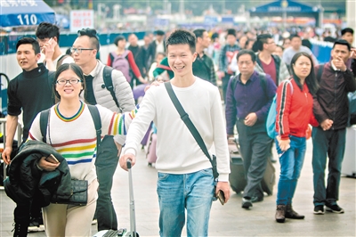 广州火车站广场,返程旅客笑着出站。广州日报全媒体记者苏俊杰 实习生林泽君 摄