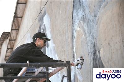 外国艺术家为惠阳乡村画墙绘。